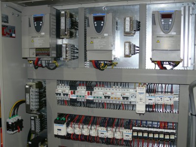 Mostové žeriavy a komponenty GIGA - elektrické rozvádzače